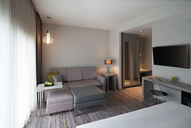 غرفة بسرير كينج بإطلالة على المدينة مع أريكة، HYATT PLACE BANGKOK SUKHUMVIT 7/8
