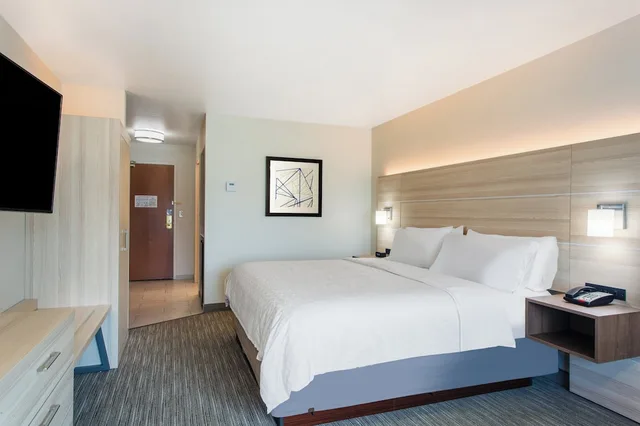 Room, King Bed, Accessible, Holiday Inn Express Hotel Suites Lewisburg 3/4