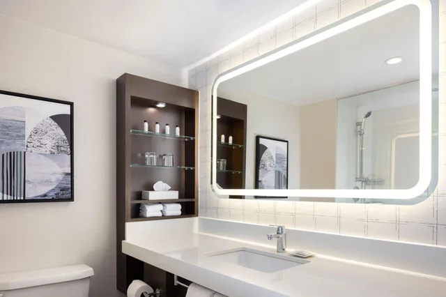 غرفة كلوب بسرير مزدوج، Delta Hotels Victoria Ocean Pointe Resort 3/3