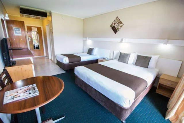 غرفة ديلوكس بسرير كوين وسرير فردي، Elkira Court Motel 11/18