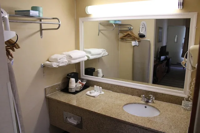 Room, Queen Bed, Accessible, Rodeway Inn Lynchburg, VA 3/5