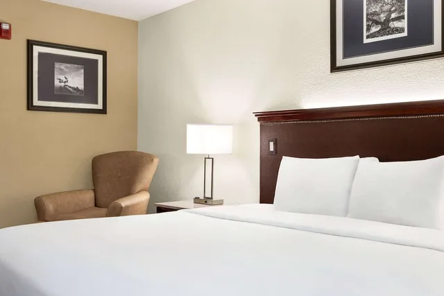 غرفة ديلوكس بسرير كينج، Travelodge by Wyndham Coffeyville 3/5