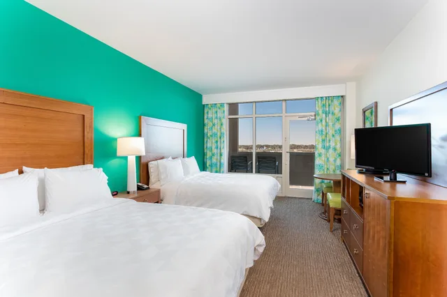 غرفة قياسية بسريرين كوين بشرفة، HOLIDAY INN RESORT FORT WALTON BEACH 5/10