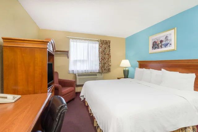 Room, King Bed, Accessible, Baymont By Wyndham Huber Heights Dayton 1/1