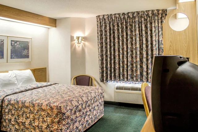 غرفة بسرير كوين لذوي الإعاقة، Rodeway Inn Abbotsford 1/3