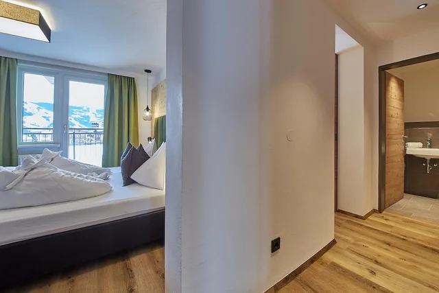 جناح بسريرين مزدوجين مع أريكة، Hotel Hubertushof 1/4