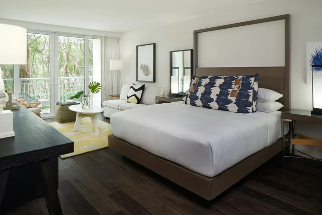 Room, King Bed, Partial Water View، Baker's Cay Resort Key Largo, Curio Collection by Hilton 1/5