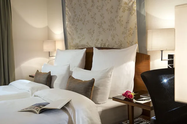 غرفة بريميوم بسريرين منفصلين بحوض استحمام، Warwick Brussels Grand Place 2/5