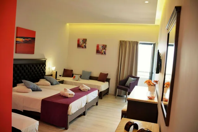 غرفة ديلوكس ثلاثية بسريرين منفصلين مع أريكة، Castello City Hotel 1/8