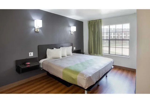 Room, King Bed, Studio6 Arlington, TX 1/5