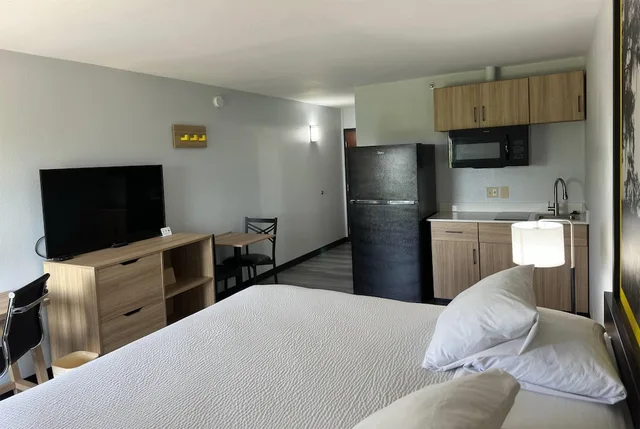 جناح بسرير كينج بمطبخ صغير، Super 8 by Wyndham Alexandria LA 3/5