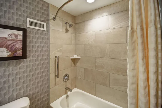 جناح بسريرين كوين بغرفتين مع أريكة، Embassy Suites Little Rock 2/3