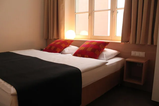 غرفة ثلاثية، Hotel 38 6/10
