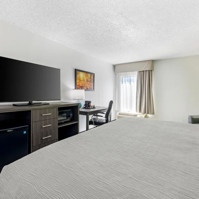غرفة بسرير كينج بجاكوزي، Quality Inn Clarksville 7/9