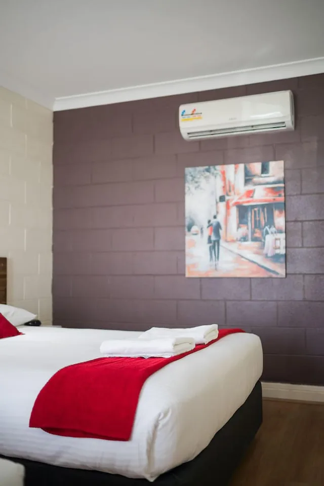 غرفة عائلية بسرير كوين وسريرين منفصلين، Plainsman Motel 6/8