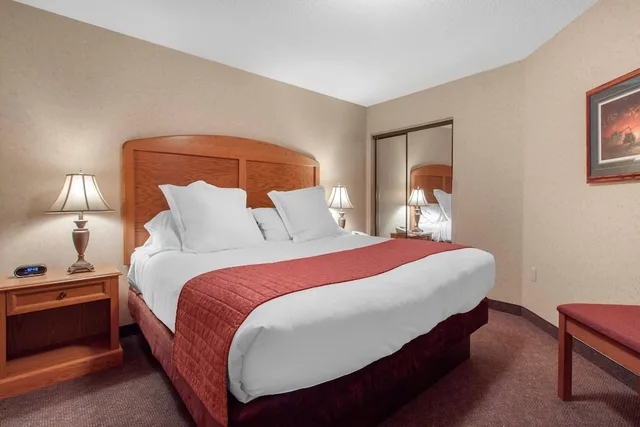غرفة بسرير كينج مع أريكة، Norfolk Lodge Suites Ascend Hotel Collection 4/10