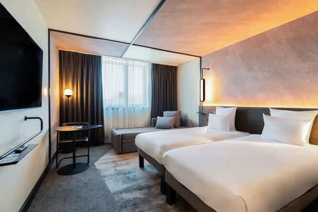 غرفة سوبيريور بسريرين منفصلين مع أريكة، Novotel Bern Expo 5/10