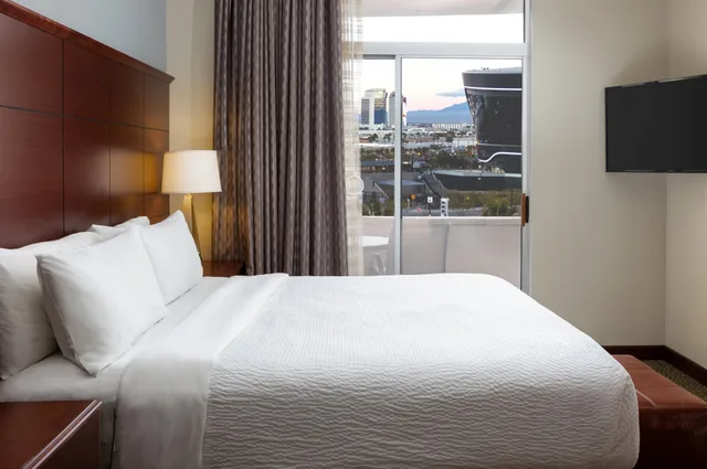 جناح بسرير كينج بإطلالة على المدينة بغرفة نوم واحدة مع أريكة، Staybridge Suites Las Vegas 1/4