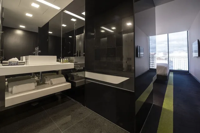 غرفة بسريرين منفصلين بشرفة بإطلالة، Doubletree By Hilton Lisbon Fontana Park 9/10