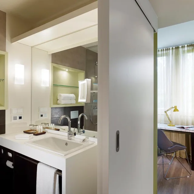 غرفة قياسية بسرير كينج وسرير كوين بإطلالة على الحديقة، Hotel Indigo Duesseldorf Victoriaplatz 9/10
