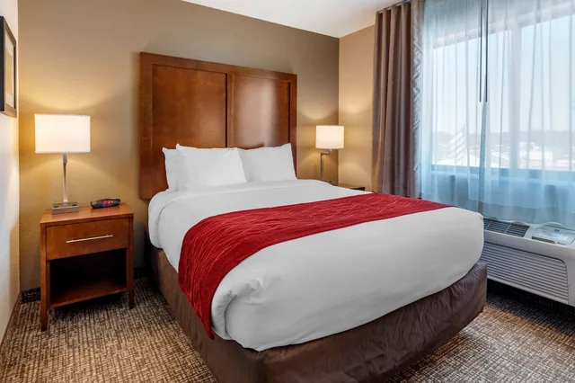 غرفة قياسية بسرير كوين، Comfort Inn La Porte, IN 1/5