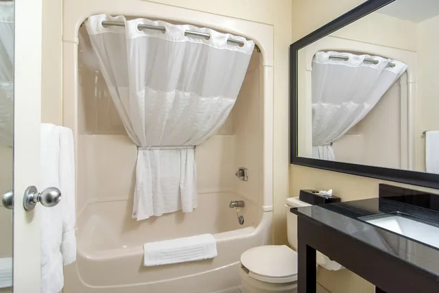 Room, King Bed, Comfort Inn Orillia 2/2