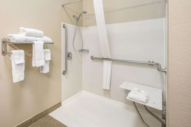 غرفة ديلوكس بسرير كينج لذوي الإعاقة، La Quinta Inn & Suites by Wyndham Glendive 2/2