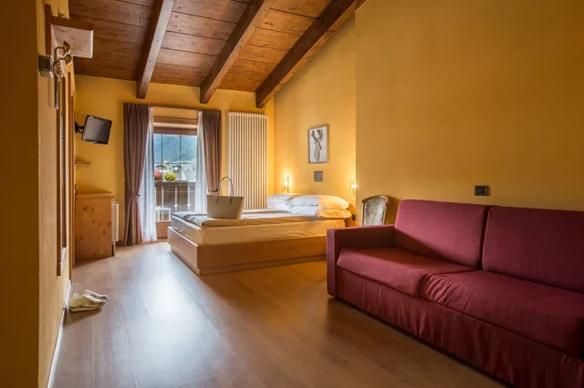 غرفة قياسية رباعية بسرير مزدوج بغرفة نوم واحدة مع أريكة، Angelica Hotel 7/8
