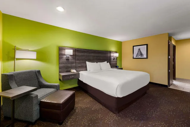 غرفة بسرير كينج، Quality Inn Warrensburg, MO 2/6