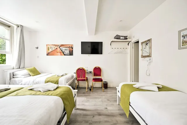 غرفة رباعية بأربعة أسرّة بحمام خاص، City London Hotel 4/8
