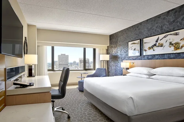 غرفة بريميوم بسرير كينج بإطلالة على النهر، Delta Calgary Downtown 2/4