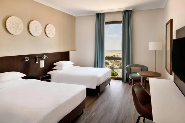 جناح رئاسي بسرير كينج مع دخول صالة النادي، فندق ماريوت مطار الرياض(Riyadh Airport Marriott Hotel) 2/4
