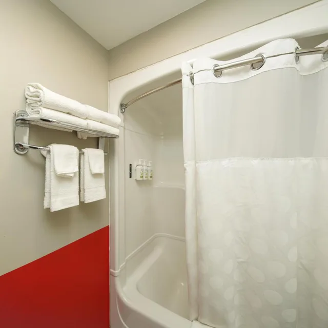 Room, King Bed, 2 Queen Beds, Super 8 By Wyndham Kingston 8/9