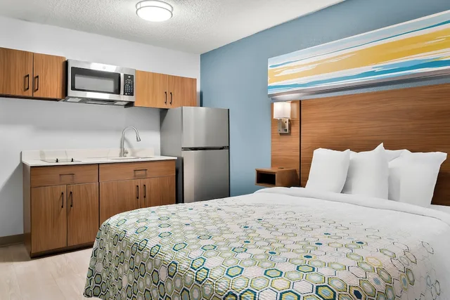 استوديو بسرير كوين، Red Roof Inn Auburn Hills 1/7