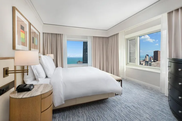 جناح بريميير بإطلالة على البحيرة، Four Seasons Hotel Chicago 2/7