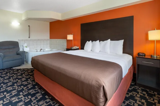 جناح بسرير كينج بجاكوزي، Americinn By Wyndham Wausau 2/4