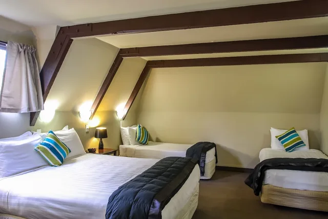 Lodge, 4 Beds, 4 Queen Beds، Camelot Motor Lodge 1/2