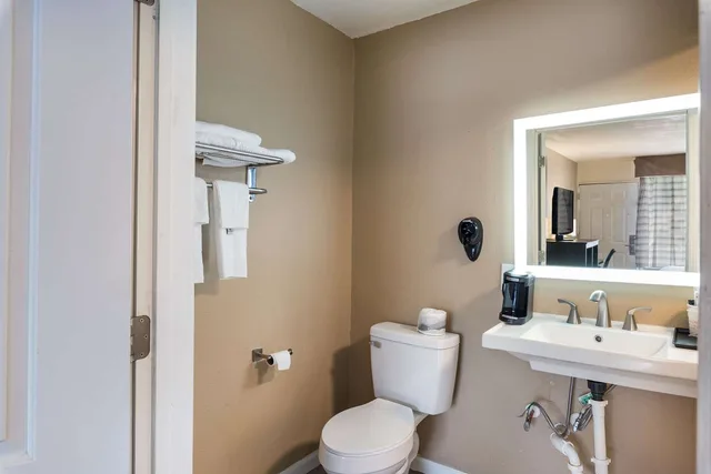 غرفة بسرير كينج للمدخنين لذوي الإعاقة، Quality Inn Gastonia East 5/6