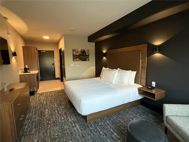 غرفة بسرير كينج، Best Western Plus Neepawa Hotel 1/2