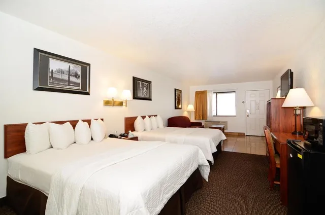 جناح بسريرين كوين مع أريكة، Best Western Colorado River Inn 1/3