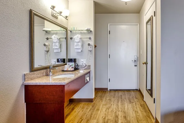Efficiency, King Bed, Accessible، Quality Inn near Six Flags Discovery Kingdom - Napa Valley 3/3