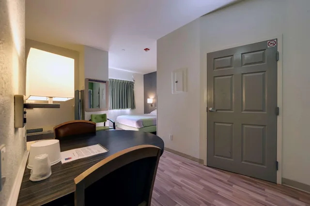 1 Queen Bed - ADA/RI Shower/Non-Smoking، Studio6 Mississauga, ON - Toronto 7/7