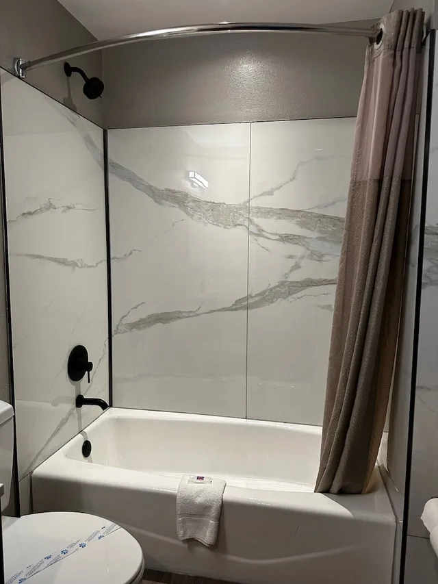 غرفة ديلوكس بسريرين كوين بحوض استحمام، Motel6 Indianapolis, IN 7/8