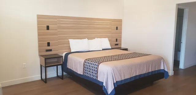 غرفة قياسية بسرير كينج، Regency Inn Suites Downey 2/5