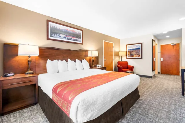 غرفة بسرير كينج يُسمح فيها بالحيوانات الأليفة، Best Western Rocky Mountain Lodge 2/4