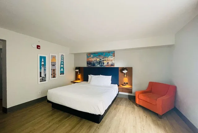 Room, King Bed, Accessible, La Quinta Inn & Suites by Wyndham Birmingham Homewood 4/10