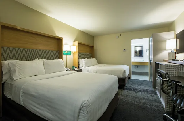 غرفة قياسية بسريرين مزدوجين، Holiday Inn & Suites Chicago North Shore (Skokie) 4/8