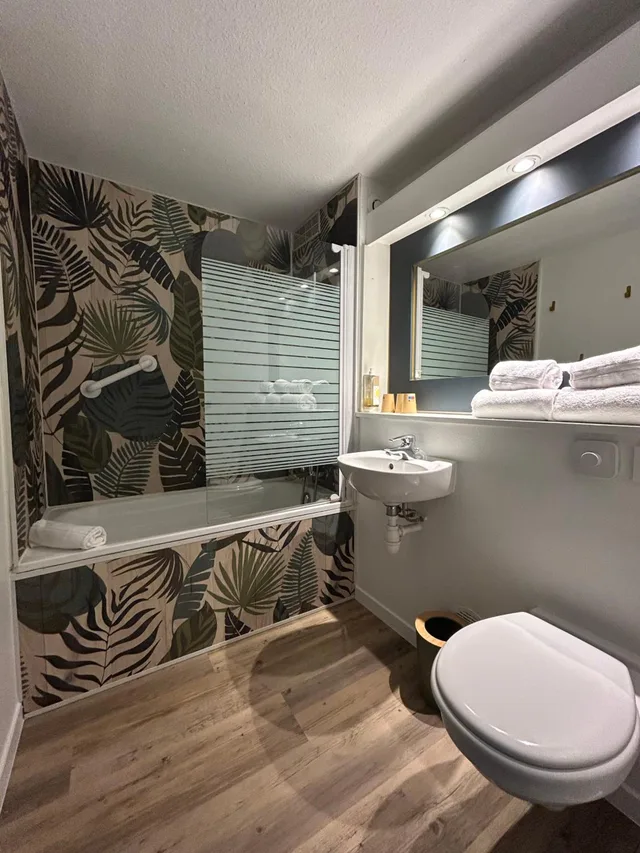 Pop, Family, 1 Queen and 3 Single Beds, greet Hotel Belleville en Beaujolais A6 10/10