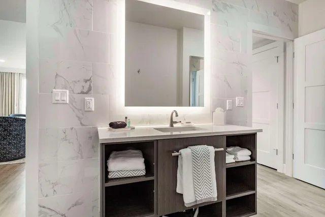 غرفة بسرير كينج مع أريكة لذوي الإعاقة، Cambria Hotel Austin Uptown near the Domain 8/8