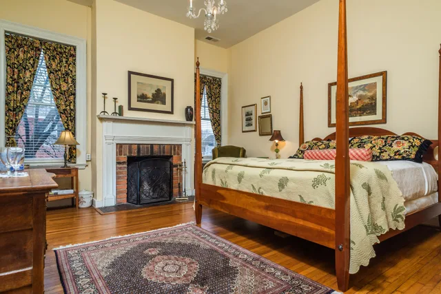 Regal, King Bed, Kenmore Inn 3/7